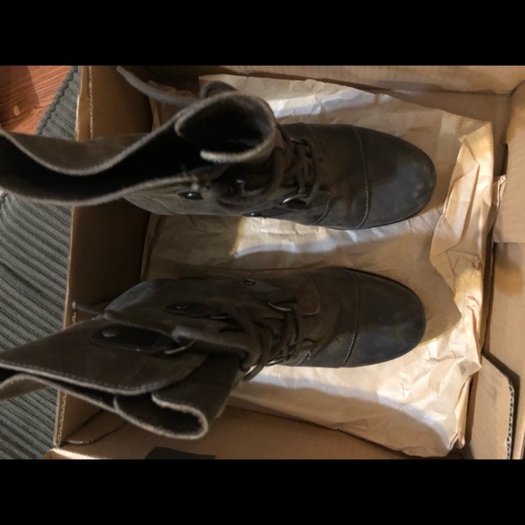 All weather, stylish boot. Who’s ready for the rain or snow?! You will be! - Picture 3 of 6